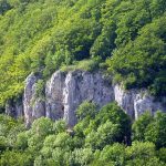 Blick zu den Felsen über der Dreieingangshöhle