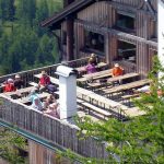 Auch auf der Terrasse des Rifugio Orso Bruno kann man es gut aushalten.
