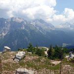 Der Blick vom Gipfel in die andere Richtung wurde ein wenig durch die Baustelle einer Seilbahn getrübt.